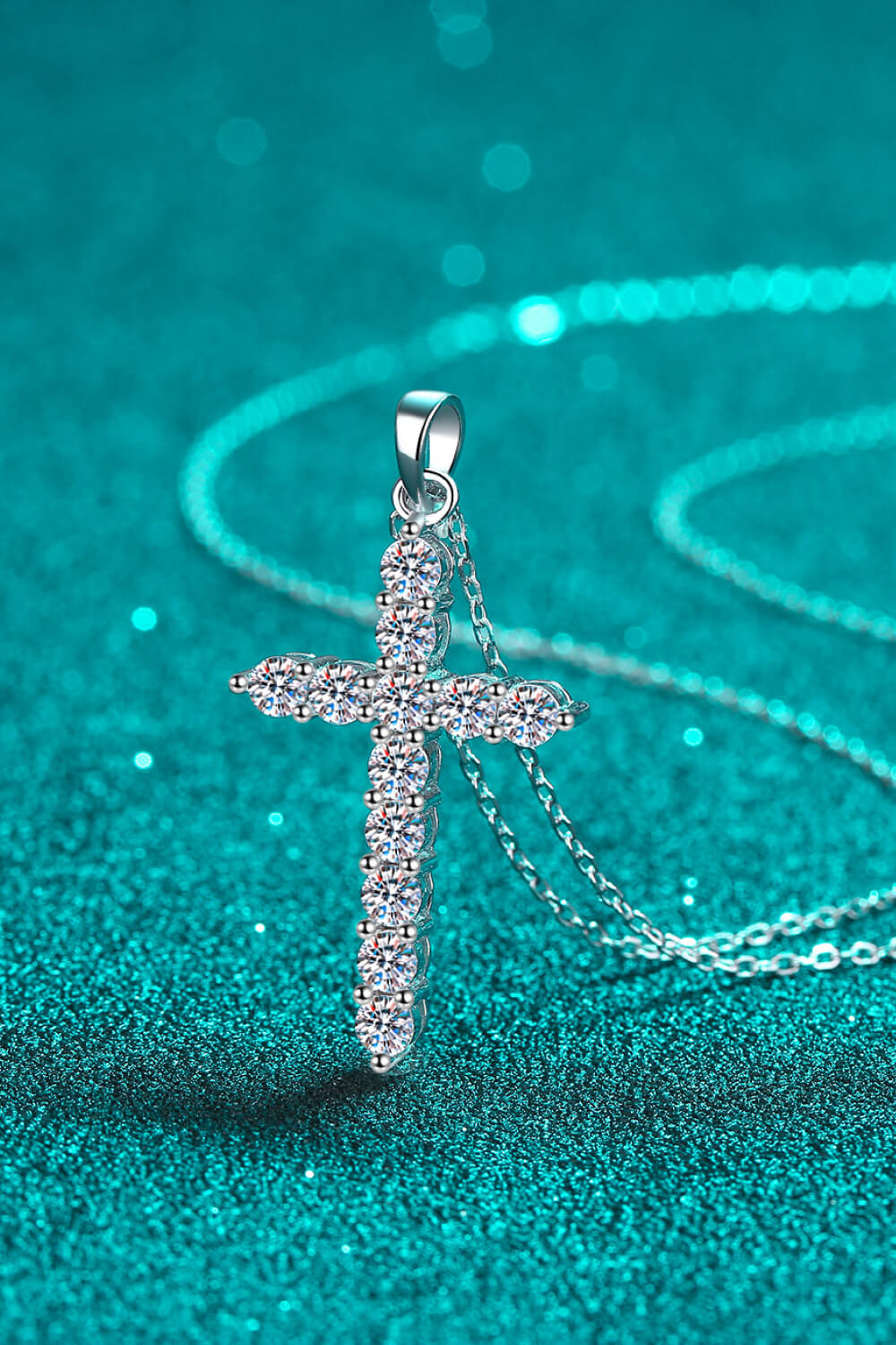 Villa Blvd Moissanite Cross Pendant Chain Necklace