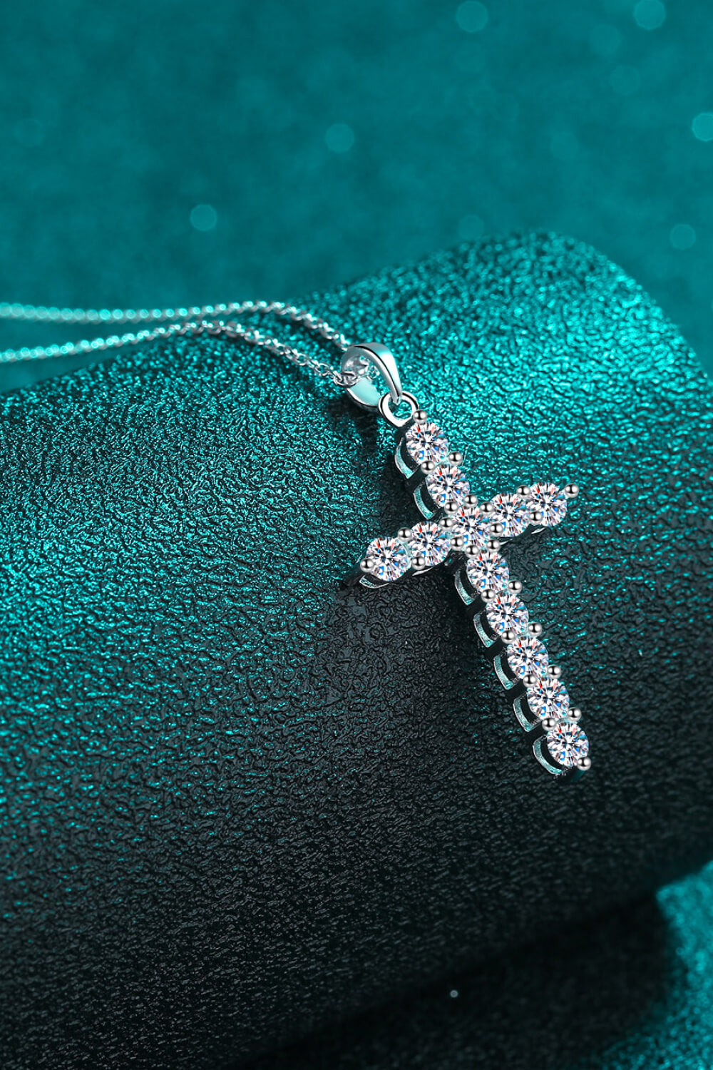 Villa Blvd Moissanite Cross Pendant Chain Necklace